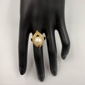 Elegant Gold Pearl Ring